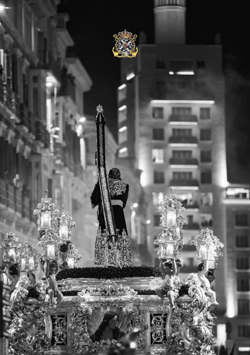 Como en la vida, hay que mirar hacia delante con la mochila cargada de recuerdos.

Y el Jueves Santo miraremos hacia delante...