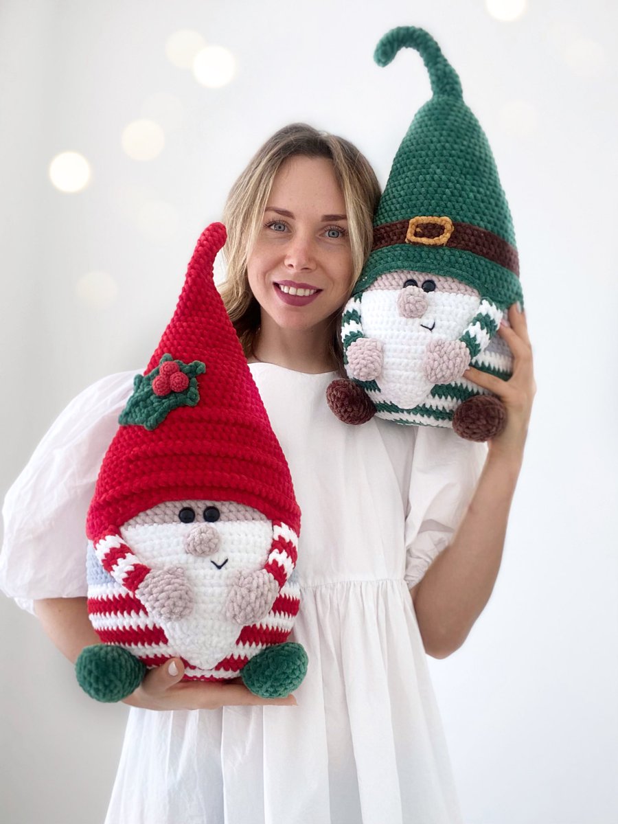 KamburMarina's tweet image. Christmas in July with cute plush Gnomes by EnjoytoysDesigns on @Etsy 🎄😍🎉 
#crochetpattern #amigurumipattern #plushpattern #crochetgnome #plushgnome #diygnomes #plush #plushie #easycrochet #christmascrochet #christmasdecor #handmadegnome #plushtoys