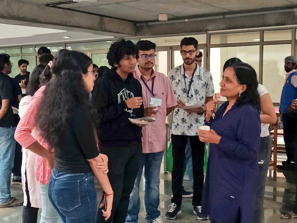 NCBStheory's tweet photo. 💬 The scientific discussions continued even during the tea &amp; coffee break!

📷 Seen here are @ShovamayeeMaha, @thattai &amp; #MadanRao surrounded by our enthusiastic #MonsoonSchool participants!

#PhysicsOfLife2023 https://t.co/E5Z19Jdfi1