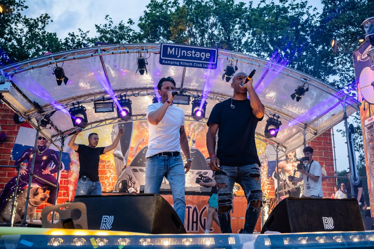 Reality_Photo's tweet photo. De rappers Lange Frans en Baas B stonden gisteren voor het eerst sinds 2009 weer samen op het podium. 

Ze gaven een optreden op festival Kamping Kitsch Club Holland in Eindhoven.

Foto's van dit optreden kunnen zakelijke klanten vinden op onze beeldbank https://t.co/vz72lFvvhh https://t.co/bBOGIKj3Mr