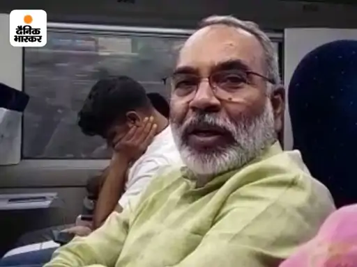 बारिश होते ही टपकने लगी वंदे-भारत की छत: ढाई महीने पहले पीएम मोदी ने दिखाई थी हरी झंडी, बसपा नेता ने वीडियो बनाया, कहा- 30 मिनट यात्री हुए परेशान
dainik-b.in/lCCqVa6iLAb
#VandeBharatExpress #madhyapradeshnews