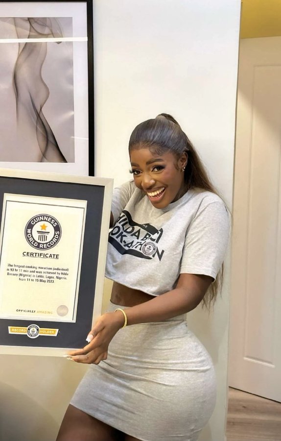 trendingupdatez's tweet photo. Here's why "Congratulations Hilda" is trending. 🇳🇬♥️

The 100hrs Cook-a-thon record holder, Hilda Baci, receives her Guinness World Records certificate. 🔥

Congratulations Hilda Baci 🇳🇬👏🏽 https://t.co/jN64pm8Ht4