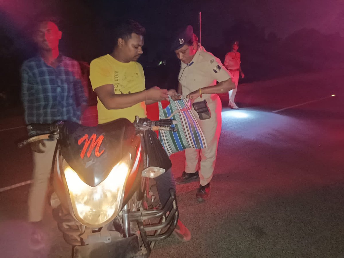 SaharsaPolice's tweet photo. दिनांक. 19.06.2023 को पुलिस अधीक्षक, सहरसा के निर्देशन में  जिला अंतर्गत विभिन्न थाना क्षेत्रों में संध्या गस्ती के दौरान अपराध नियंत्रण , विधि व्यवस्था के संधारण,यातायात नियमों का पालन तथा पूर्ण शराबबंदी का अनुपालन हेतु संदिग्ध व्यक्तियों,वाहनों की चेकिंग की गई। .... https://t.co/muFrJEbuFR