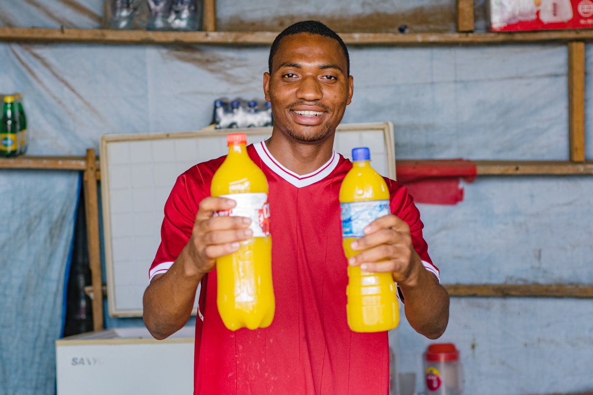 Paragonlapse's tweet photo. Bakaniboha Moise is an entrepreneur running a thriving juice making business in Kalobeyei settlement. With reliable electricity, Bakaniboha utilizes refrigeration facilities to store his juice for extended periods, increasing its shelf life and ensuring it's freshness. https://t.co/kUtIqKAyyI