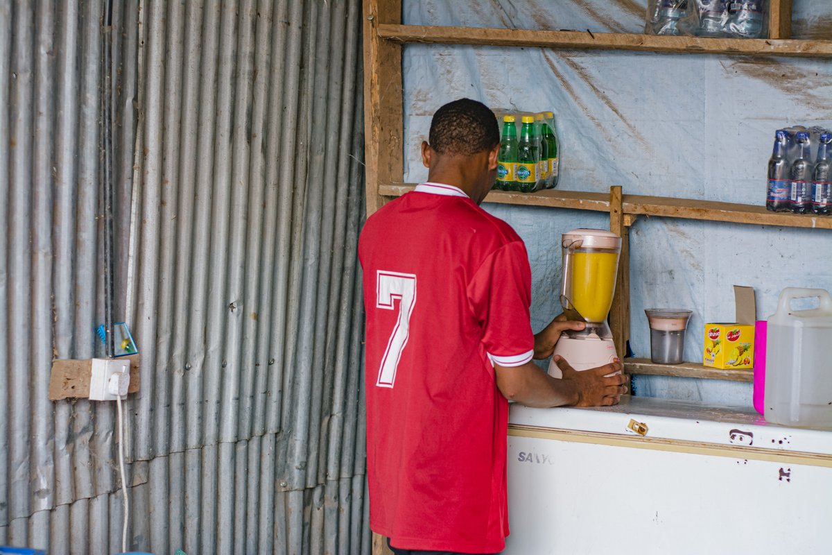Paragonlapse's tweet photo. Bakaniboha Moise is an entrepreneur running a thriving juice making business in Kalobeyei settlement. With reliable electricity, Bakaniboha utilizes refrigeration facilities to store his juice for extended periods, increasing its shelf life and ensuring it's freshness. https://t.co/kUtIqKAyyI