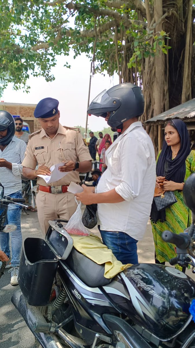 SaharsaPolice's tweet photo. दिनांक. 19.06.2023 को पुलिस अधीक्षक, सहरसा के निर्देशन में  जिला अंतर्गत विभिन्न थाना क्षेत्रों में संध्या गस्ती के दौरान अपराध नियंत्रण , विधि व्यवस्था के संधारण,यातायात नियमों का पालन तथा पूर्ण शराबबंदी का अनुपालन हेतु संदिग्ध व्यक्तियों,वाहनों की चेकिंग की गई। .... https://t.co/muFrJEbuFR
