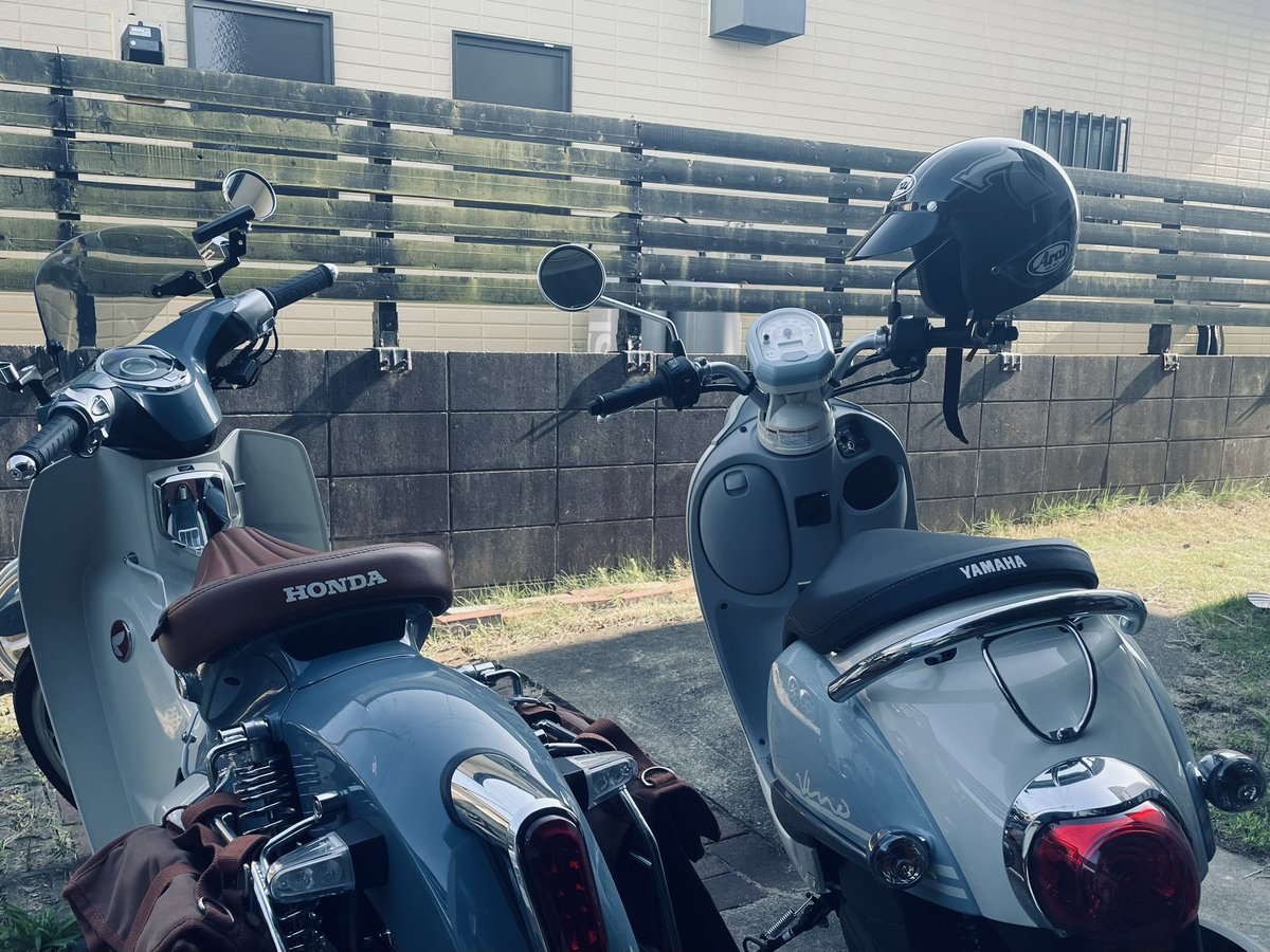 UraniwaGarage's tweet photo. ヘルメットにバイザーを付けてみた。なんとなく。
ビーノのシート下にもなんとか入って一安心。
#Arai
#ClassicMOD
#YAMAHA
#vino
#ヤマハ
#ビーノ https://t.co/IU3bq9FRXr
