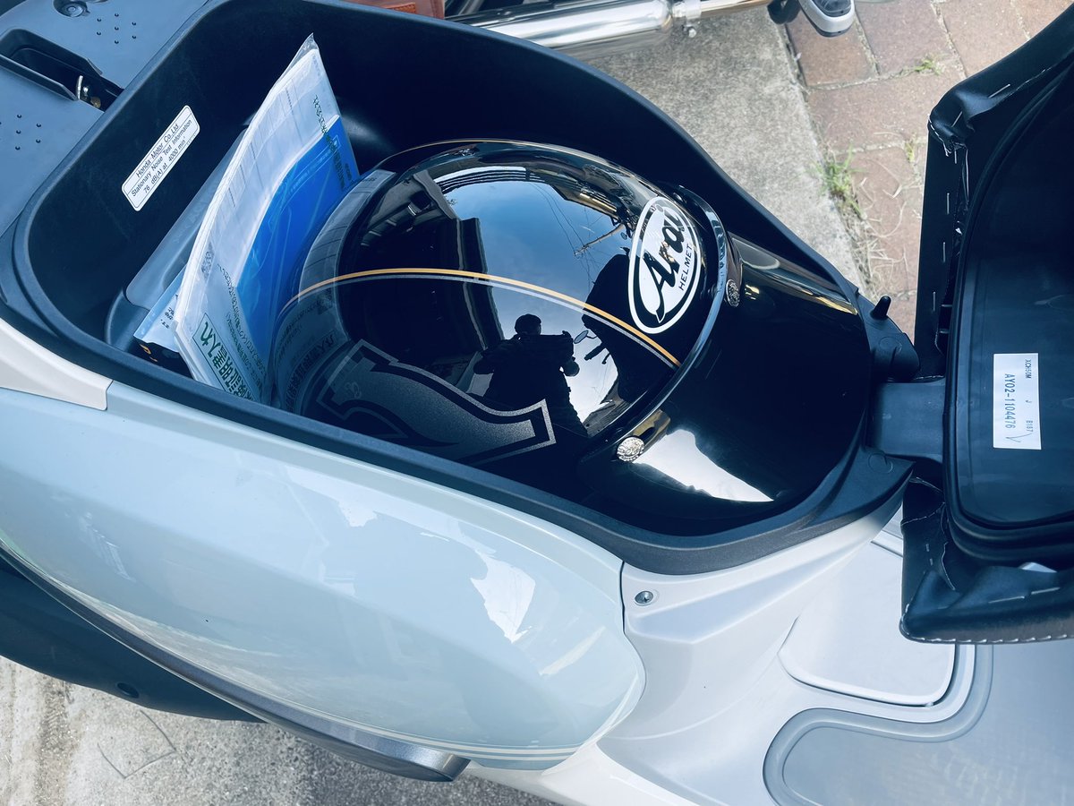 UraniwaGarage's tweet photo. ヘルメットにバイザーを付けてみた。なんとなく。
ビーノのシート下にもなんとか入って一安心。
#Arai
#ClassicMOD
#YAMAHA
#vino
#ヤマハ
#ビーノ https://t.co/IU3bq9FRXr