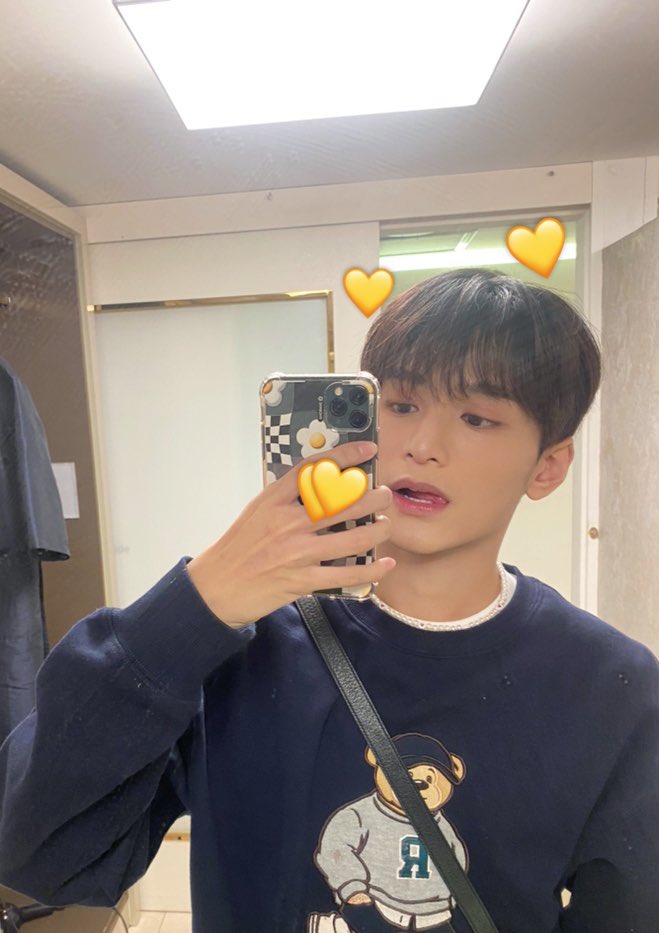 XODIAC_MEMBERS's tweet photo. [#자얀] 

쏘블리들 뭐하고 있어요? 💛💛💛

#XODIAC #소디엑 #ZAYYAN #자얀 https://t.co/uxYhjO7fi7