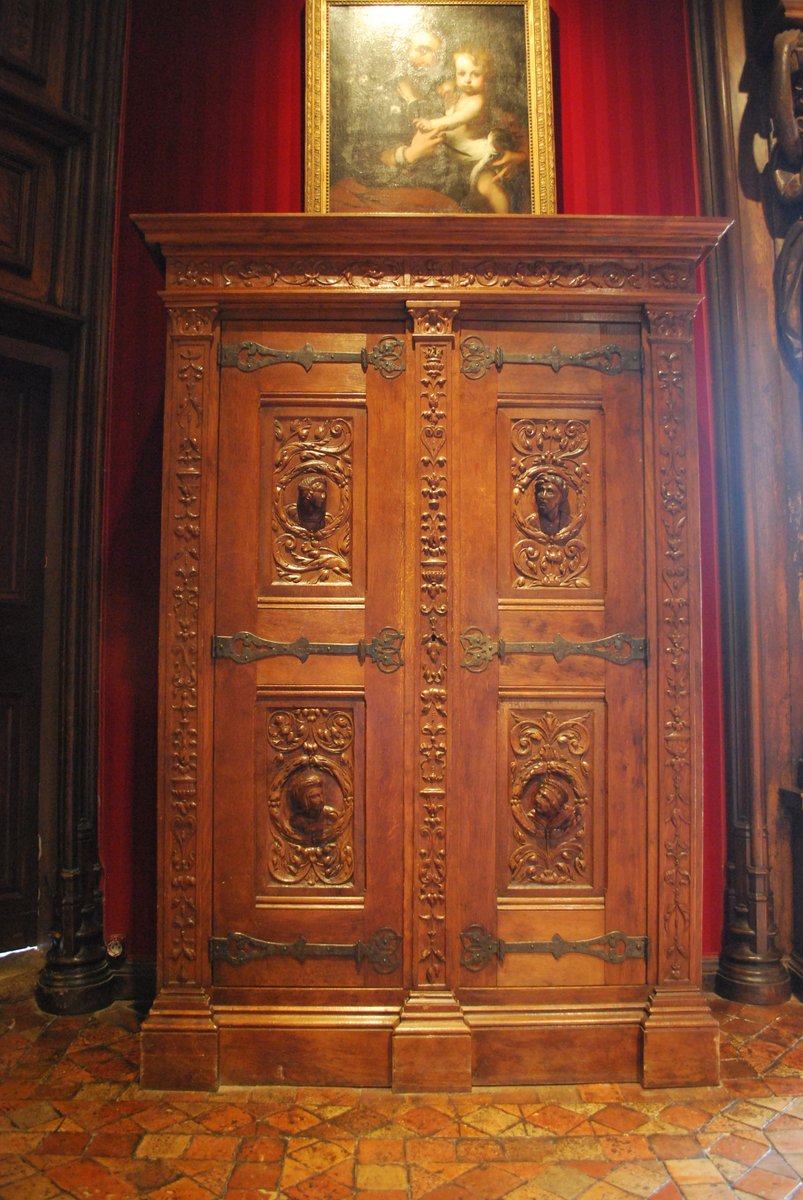 Chenonceau - Chambre de César Vendôme
.
L'armoire d'époque Renaissance 1/2 ⤵