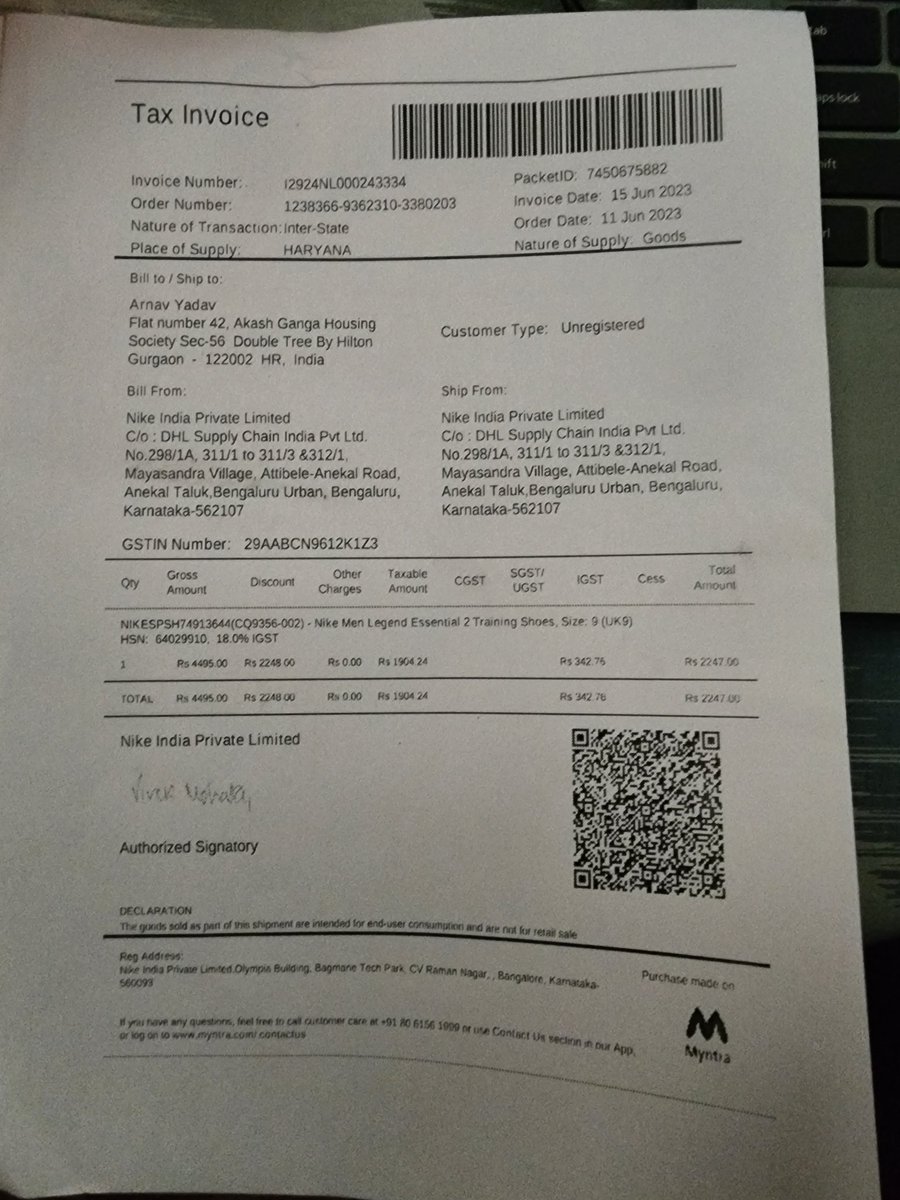 arnavy97's tweet photo. Scam from @Nike , selling used product as brand new online on @myntra . And this is not a 3 party vendor selling it, coming officially from Nike India as you can see on the bill. 

I highly recommened people to not buy nike products online anymore. https://t.co/qQG8swwnZV