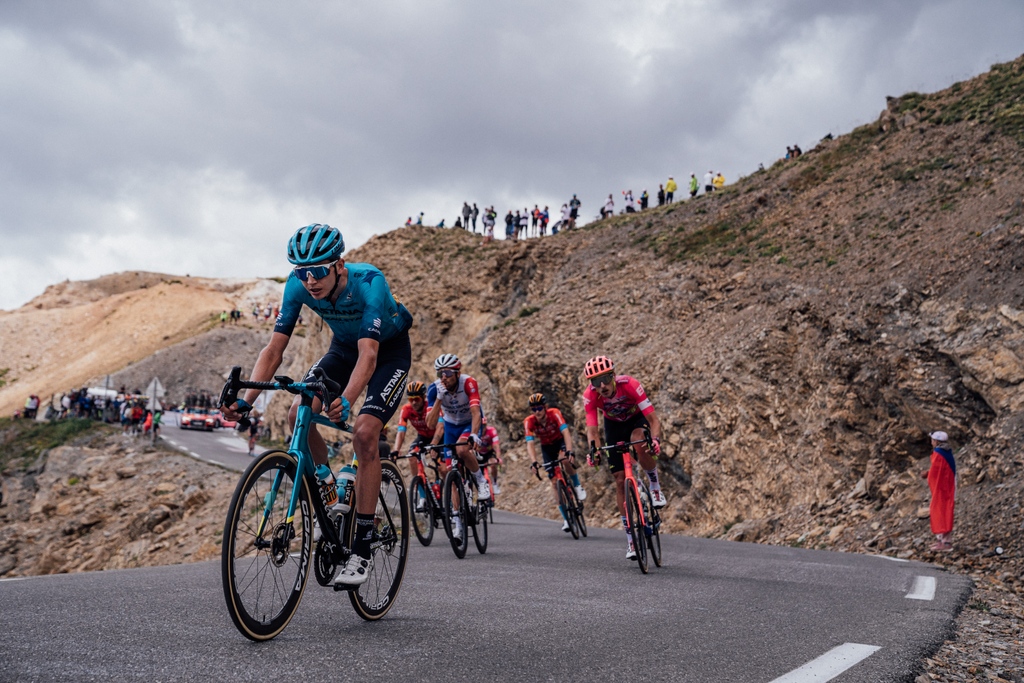 Altitude training and the pre-Tour de France camp are synonymous in modern-day racing, but how closely does the physiological ideal match rider experience? 

Read more: l8r.it/xOnD