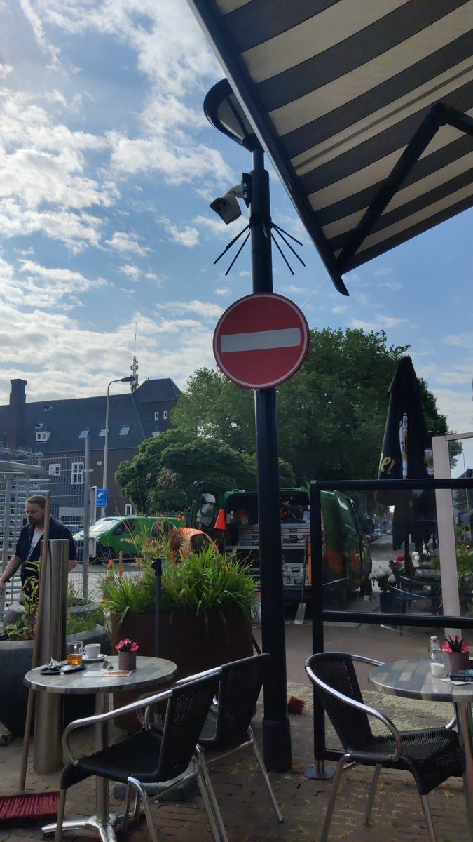 espressoenzo's tweet photo. @gemeenteoss En dit bord heeft ook niet zoveel nut meer 😉 https://t.co/eeprJuuGIY