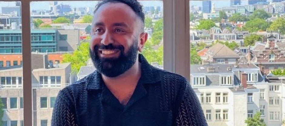 GGDAmsterdam's tweet image. Vandaag is het Wereldvluchtelingendag, waarop we stil staan bij de rechten van vluchtelingen. 

Loay Alaswadi, gezondheidsadviseur bij GGD Amsterdam, ondersteunt vluchtelingen bij toegang tot de Nederlandse gezondheidszorg.  

Lees het interview met Loay:
ggd.amsterdam.nl/verhalen/vluch…