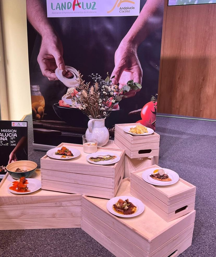 eldescansillo's tweet photo. Hemos tenido la oportunidad de participar en el evento organizado en @landaluz_asoc, el
“Showcooking Andalucia Cocina”. 

Nuestro producto estuvo presente en un tartar de presa ibérica con trufa negra 👌🏻👌🏻

#AndalucíaCocina #CarnesDeCalidad #Desde1969 
#ElDescansillo https://t.co/smrpF7jwXk