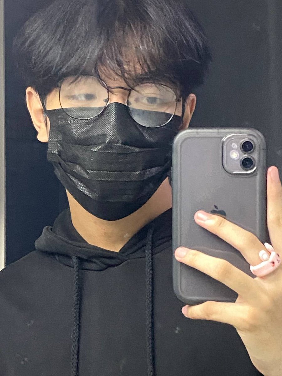ywanzk_'s tweet photo. QRT WITH A PHOTO OF YOU WEARING GLASSES

🤓 https://t.co/ZZC4fBQduR