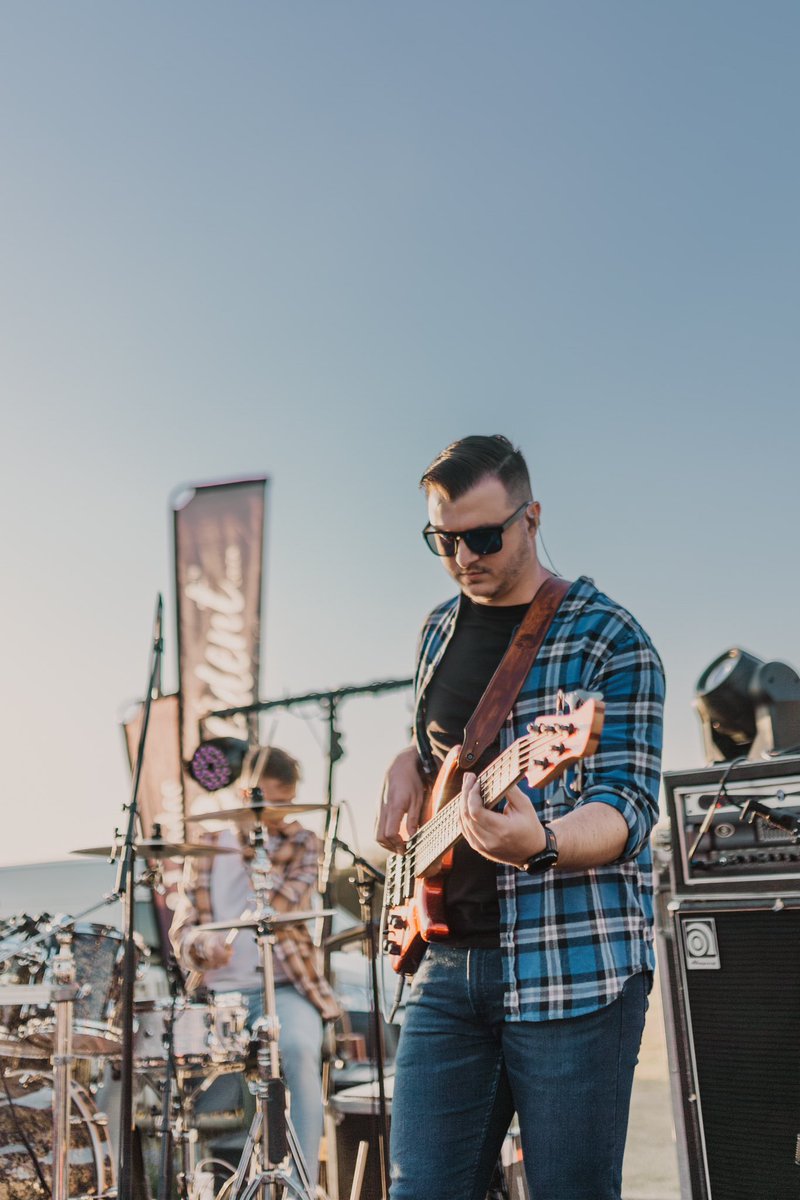 ArraThat's tweet photo. I really love what I do🎸😏 https://t.co/XsrlG4dfpG