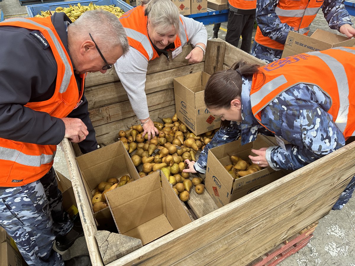 RobGillAUS's tweet photo. Yesterday was a great opportunity to support the Victorian Community. I was joined by 14 volunteers from 21 Squadron @AusAirForce to pack food (the equivalent of 28,598 meals) for @FoodbankVic. Foodbank does an amazing job providing food relief for those in need. https://t.co/EG5JW6dseM