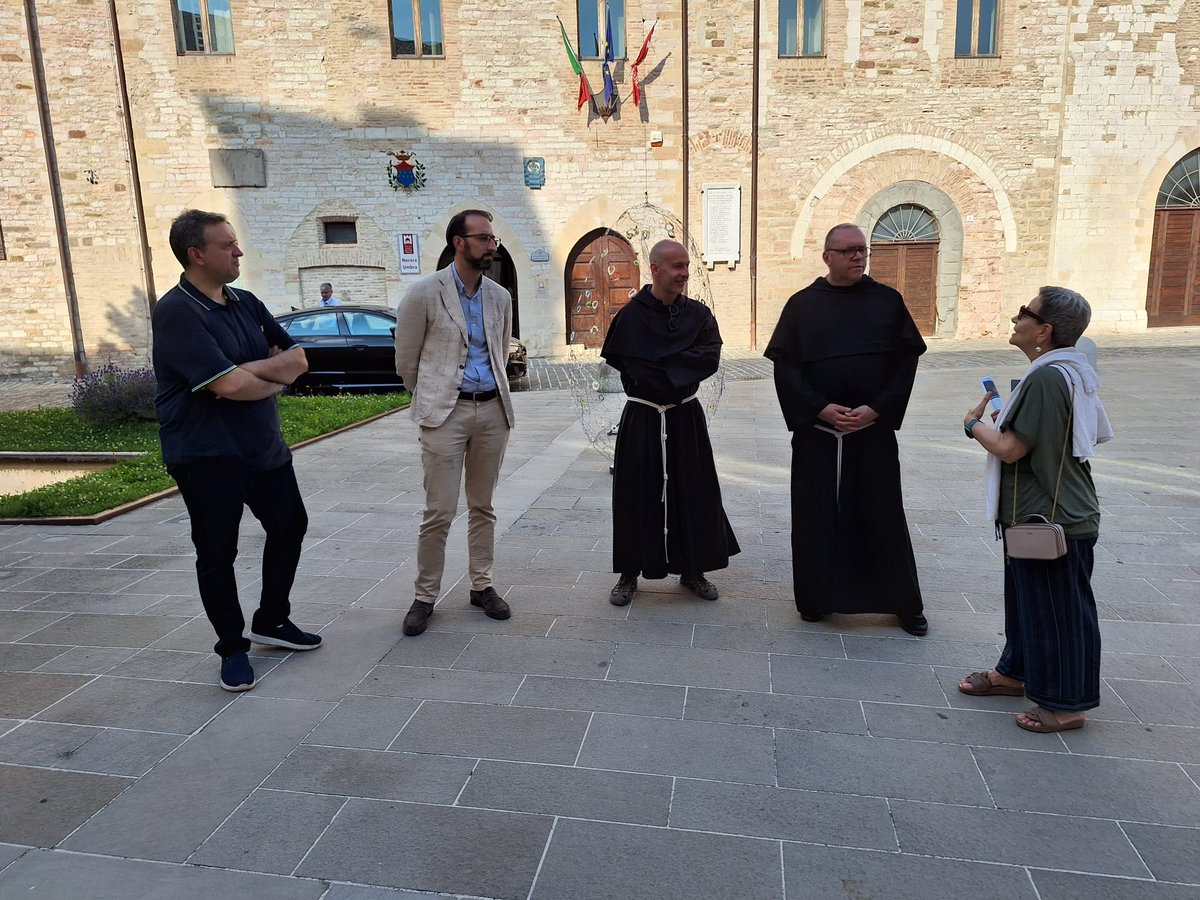 francescoassisi's tweet photo. Il Custode fra Marco Moroni ha visitato i musei di Nocera insieme al direttore dell’Ufficio comunicazioni, fra Giulio Cesareo. Li hanno accompagnati il sindaco Caparvi, il vice sindaco Scattolini e la prof.ssa e storica dell’arte Feliciana Menghini. https://t.co/FIzuhmStXZ