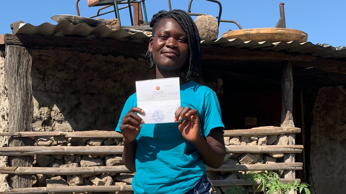 UNICEF_Moz's tweet photo. “Agora com a certidão de nascimento na mão, posso continuar os meus estudos que seriam interrompidos por falta deste documento" - Anora, 19 anos.

@CanHCMozambique e UNICEF apoiam campanhas de registo de nascimento em #Moçambique. #CRVS 👇
https://t.co/B1vJ4QNkbG https://t.co/PJsjGKPXro