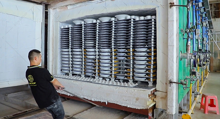 RonGroup2005's tweet image. The ceramic material, fired at high temperatures, possesses a fine, dense texture, is resilient, and has a high surface strength, making it resistant to scratches. Additionally, it produces a remarkably clear and crisp sound.
#ceramicfactory #porcelainproduction #restaurantowner