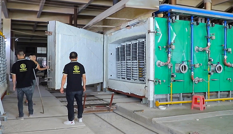 RonGroup2005's tweet image. The ceramic material, fired at high temperatures, possesses a fine, dense texture, is resilient, and has a high surface strength, making it resistant to scratches. Additionally, it produces a remarkably clear and crisp sound.
#ceramicfactory #porcelainproduction #restaurantowner