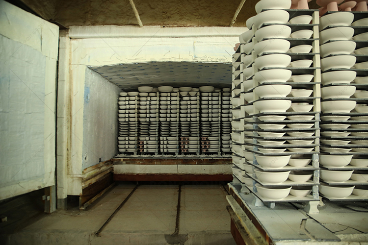 RonGroup2005's tweet image. The ceramic material, fired at high temperatures, possesses a fine, dense texture, is resilient, and has a high surface strength, making it resistant to scratches. Additionally, it produces a remarkably clear and crisp sound.
#ceramicfactory #porcelainproduction #restaurantowner