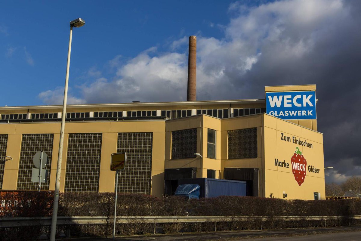 wiwo's tweet image. Einst hat das Unternehmen #Weck die Vorratshaltung revolutioniert und prägte mit seinen Einmachgläsern den Begriff „Einwecken“. Nach Informationen der WirtschaftsWoche musste das Kultunternehmen nun #Insolvenz anmelden. wiwo.de/unternehmen/mi…