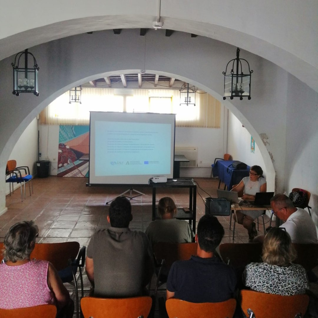 sinerxia_'s tweet photo. Nuestra compañera, @LauraHCSinerxia, modero ayer el Taller de Discusión de Resultados de la Evaluación de la EDLP del @GALP_Estrecho. El acto tuvo lugar en el antiguo pósito de la Cofradía de #Pescadores de #Conil con socios y miembros de la junta directiva del GALP. https://t.co/D2kojSETDZ