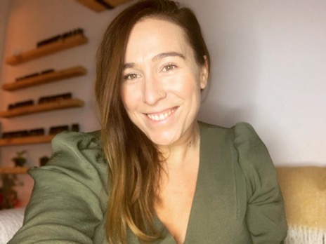 Get ready to be transported to a world of healing and transformation with Claire's magical touch at Lizi's retreat! #LizisRetreat ❤ Claire's unique energetic artistry is infused with plant allies, and her muse is always Mother Nature. 🌱