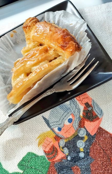 今日のムジョルニア(おやつ)  阿部りんご園のアップルパイ レンジよりオーブンで温め直した方がおいしかったかな～