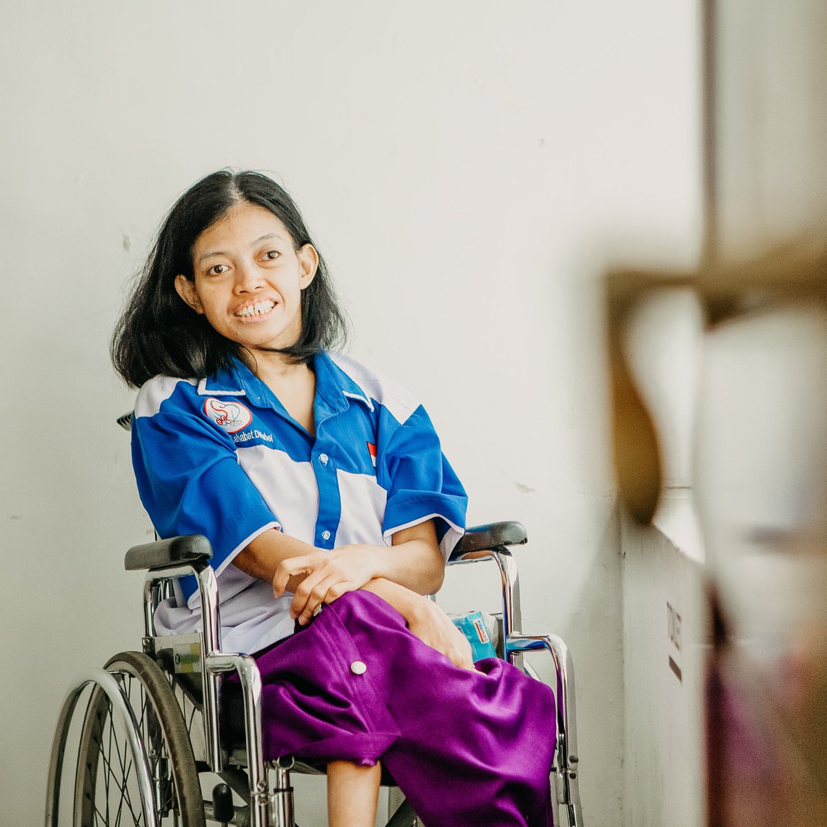 ganjarpranowo's tweet photo. Pelayanan yang bisa diakses siapapun merupakan sebuah keniscayaan. No one left behind. 

Maka kita luncurkan Unit Pelayanan Publik Pancasilais, untuk mewujudkan pelayanan publik yang inklusif dan humanis. 

Terimakasih Mbak Anna Oktavia telah hadir dalam peluncuran unit tersebut. Unit ini jadi tanda tresna kepada sahabat-sahabat difabel. 

Mbak Anna ini adalah Ketua Pelaksana Komunitas Sahabat Difabel Semarang. Komunitas yang menyediakan ruang sekaligus stimulan bagi temen-temen disabilitas untuk mengembangkan bakat dan minatnya. 

Dari ruang itu temen-temen bisa berkarya maupun mengakses dunia kerja. Sehingga mereka bisa mandiri secara financial. 

Semoga unit ini menghadirkan semakin banyak berkah dan manfaat untuk kita semua.