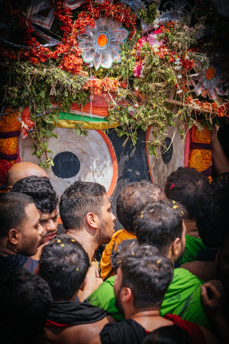 iam_manoj___'s tweet photo. ପବିତ୍ର ରଥଯାତ୍ରା ଅବସରରେ ମହାପ୍ରଭୁଙ୍କ ପହଣ୍ଡି ଦର୍ଶନ ଏକ ଅପୂର୍ବ ମୁହୂର୍ତ୍ତ । ସେ ଲୀଳାମୟ, ତାଙ୍କ ଲୀଳା ଅପାର । ଚତୁର୍ଦ୍ଧାମୂର୍ତ୍ତିଙ୍କ ଆଶୀର୍ବାଦରୁ ସମସ୍ତଙ୍କ ଜୀବନ ସୁଖ ଓ ଶାନ୍ତିରେ ପରିପୂର୍ଣ୍ଣ ହେଉ ।

ଜୟ ଜଗନ୍ନାଥ 🙏🙏

#RathYatra
#ରଥଯାତ୍ରା https://t.co/gCkOybwsaU