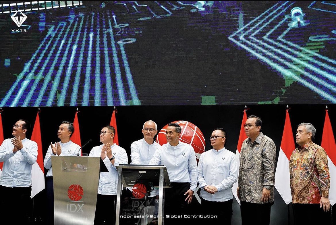 VKTR_id's tweet photo. Historical day for VKTR &amp; Indonesia.
VKTR is the first EV Heavy Mobility to be listed on IDX.

#RidingFutureMobility #AcceleratingSustainableMobility #BersinergiUntukIndonesia
#81NEKA #VKTR #electricfuture https://t.co/aWLmMym23n