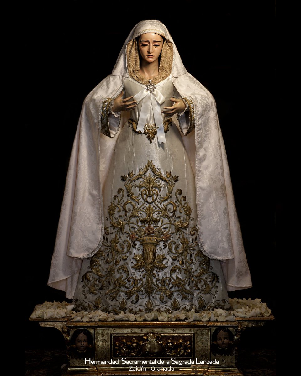 LanzadaGranada's tweet photo. 🔴 #VESTIMENTA | Ayer nos despedíamos de María Santísima de la Caridad. Para esta ocasión se presentaba, de forma excepcional, capa de viaje de @virgengranada junto a saya blanca de salida.

📷 @LlamadorCofrGR

#CaridadparaGranada #Granada #SemanaSantaZaidin #martessanto https://t.co/CRXaY98thv