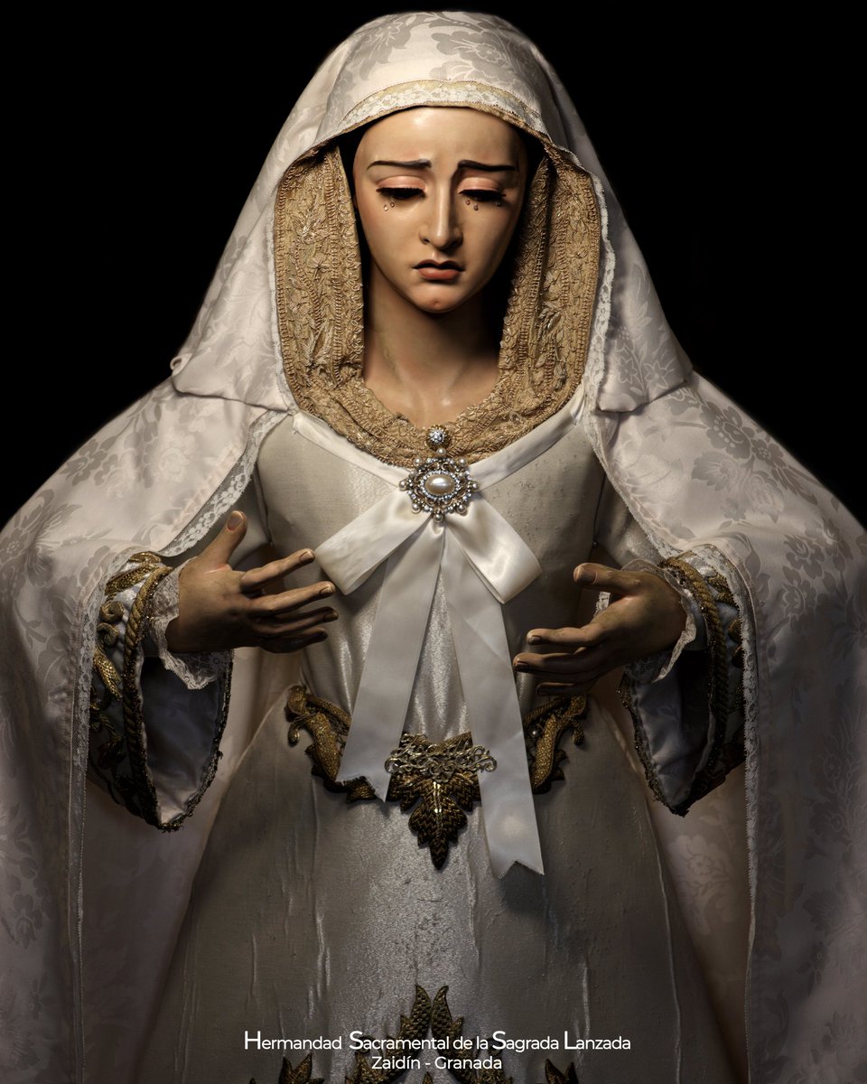LanzadaGranada's tweet photo. 🔴 #VESTIMENTA | Ayer nos despedíamos de María Santísima de la Caridad. Para esta ocasión se presentaba, de forma excepcional, capa de viaje de @virgengranada junto a saya blanca de salida.

📷 @LlamadorCofrGR

#CaridadparaGranada #Granada #SemanaSantaZaidin #martessanto https://t.co/CRXaY98thv