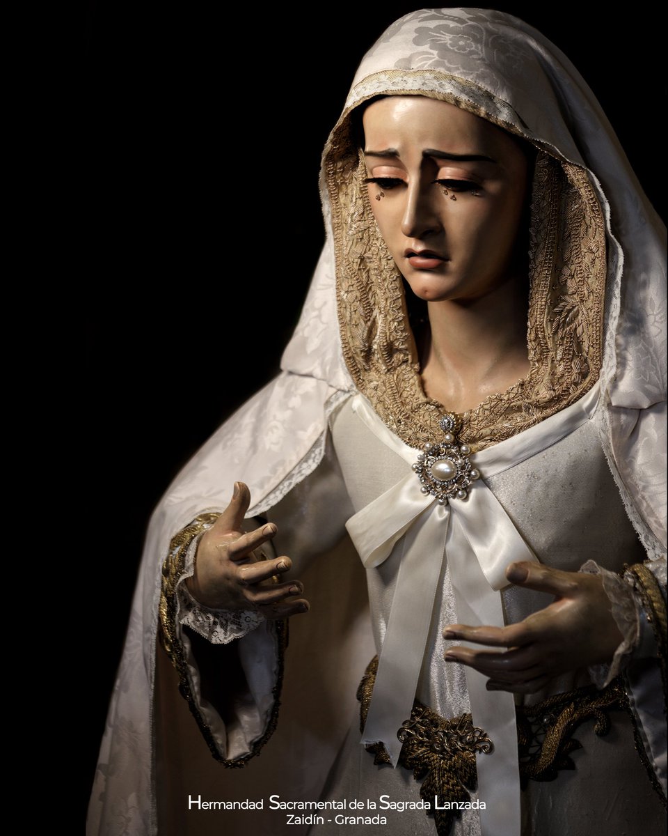 LanzadaGranada's tweet photo. 🔴 #VESTIMENTA | Ayer nos despedíamos de María Santísima de la Caridad. Para esta ocasión se presentaba, de forma excepcional, capa de viaje de @virgengranada junto a saya blanca de salida.

📷 @LlamadorCofrGR

#CaridadparaGranada #Granada #SemanaSantaZaidin #martessanto https://t.co/CRXaY98thv
