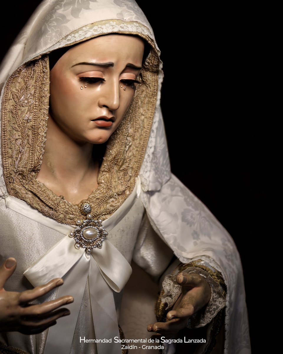 LanzadaGranada's tweet photo. 🔴 #VESTIMENTA | Ayer nos despedíamos de María Santísima de la Caridad. Para esta ocasión se presentaba, de forma excepcional, capa de viaje de @virgengranada junto a saya blanca de salida.

📷 @LlamadorCofrGR

#CaridadparaGranada #Granada #SemanaSantaZaidin #martessanto https://t.co/CRXaY98thv