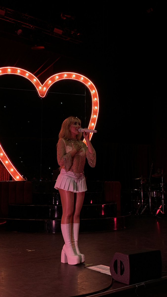 exhalethirl's tweet photo. best night of my life 🥺🫶 pls come to spain next time @SabrinaAnnLynn https://t.co/8jcfSxEpLW