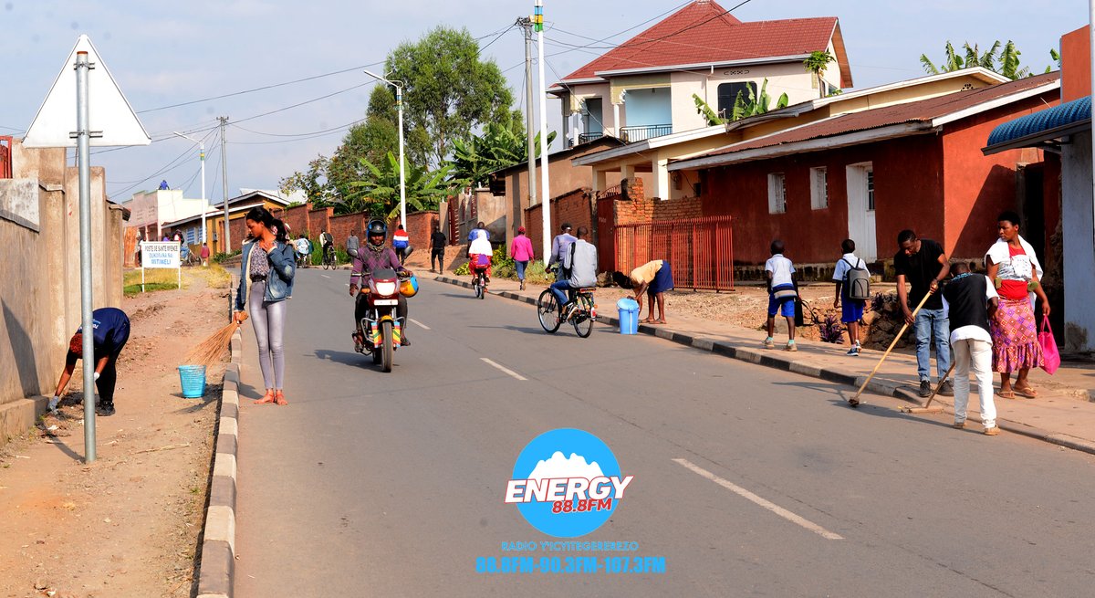 ENERGY888FM's tweet photo. Kuri uyu wa kabiri  @ramuli_janvier Mayor wa @MusanzeDistrict  yifatanyije na @top5sai na @ENERGY888FM mu Gitondo cy'Isuku mu Kagali ka #Mpenge (07:30-08:30')
"Umusanzu w'Isaha Imwe Nsukure Musanze Yanjye".

@RwandaLocalGov @iassumpta @NyirarugeroD @AMpuhwe @kamaxelle https://t.co/lUgcIJ7hjL