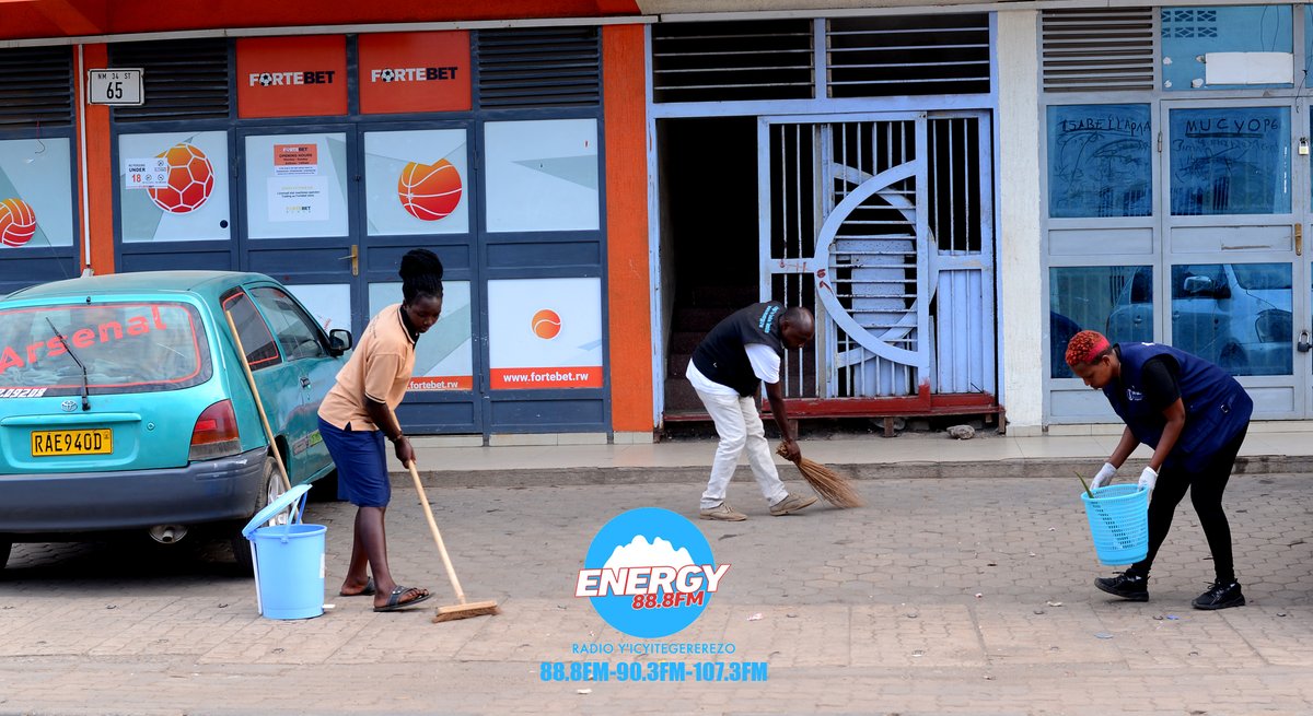 ENERGY888FM's tweet photo. Kuri uyu wa kabiri  @ramuli_janvier Mayor wa @MusanzeDistrict  yifatanyije na @top5sai na @ENERGY888FM mu Gitondo cy'Isuku mu Kagali ka #Mpenge (07:30-08:30')
"Umusanzu w'Isaha Imwe Nsukure Musanze Yanjye".

@RwandaLocalGov @iassumpta @NyirarugeroD @AMpuhwe @kamaxelle https://t.co/lUgcIJ7hjL