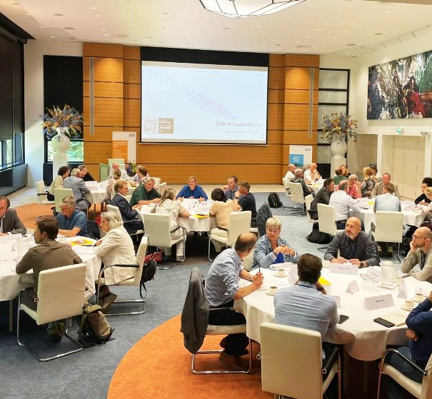 BACampagne's tweet photo. Het @SER_NL Arboplatform bestaat vijf jaar. Dat werd gemarkeerd met een dialoogsessie voor een succesvolle en gedragen RI&amp;E. Bedrijfsarts en ambassadeur Jeffrey Schaap (@ZorgvdZaak) was erbij. ‘Een verhelderende en inspirerende sessie.’ ▶ https://t.co/thNbIJUdsL https://t.co/LnyR1qEQZE
