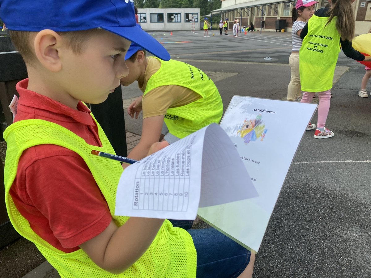 USEP62's tweet photo. #RencontreUSEP #ClasseCasquette Aujourd’hui ce sont les CP-CE1 de l’école Appolinaire de @MairiedeCarvin qui accueillent les plus petits 108 MS/GS à leur #RencontreUSEP ! Un véritable travail en amont pour les élèves de Mme Halfort #rôlessociauxUSEP https://t.co/QfxcUugEEc