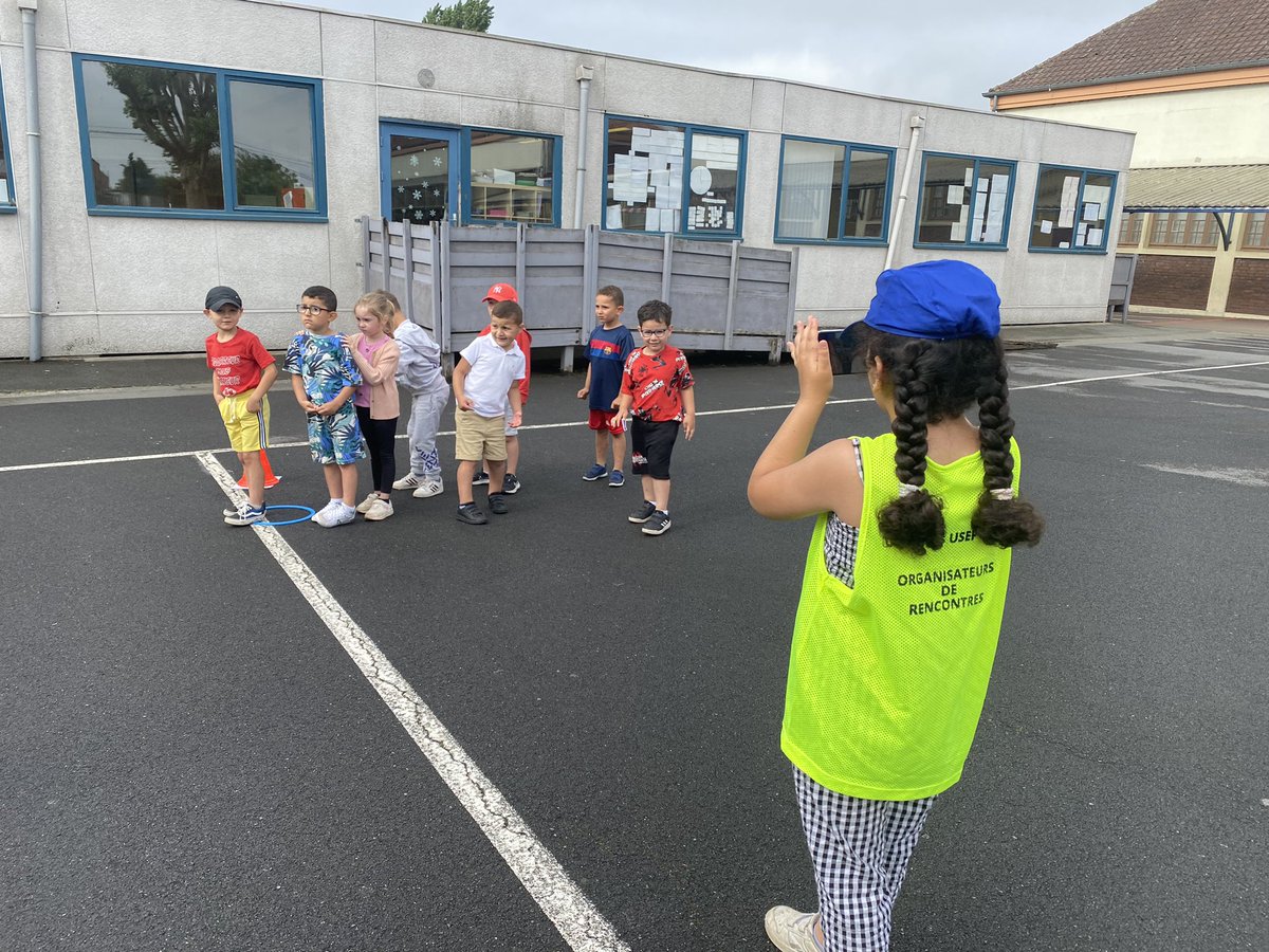 USEP62's tweet photo. #RencontreUSEP #ClasseCasquette Aujourd’hui ce sont les CP-CE1 de l’école Appolinaire de @MairiedeCarvin qui accueillent les plus petits 108 MS/GS à leur #RencontreUSEP ! Un véritable travail en amont pour les élèves de Mme Halfort #rôlessociauxUSEP https://t.co/QfxcUugEEc