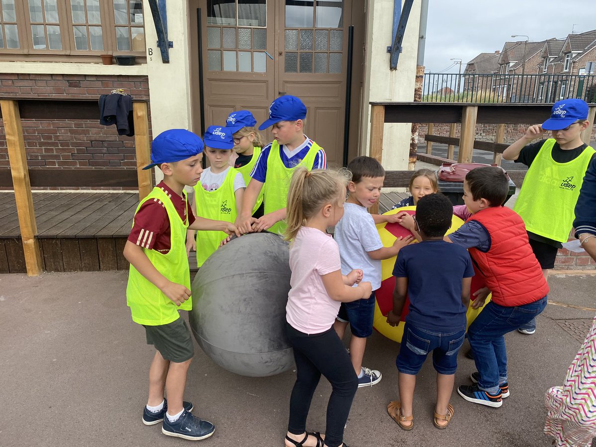 USEP62's tweet photo. #RencontreUSEP #ClasseCasquette Aujourd’hui ce sont les CP-CE1 de l’école Appolinaire de @MairiedeCarvin qui accueillent les plus petits 108 MS/GS à leur #RencontreUSEP ! Un véritable travail en amont pour les élèves de Mme Halfort #rôlessociauxUSEP https://t.co/QfxcUugEEc