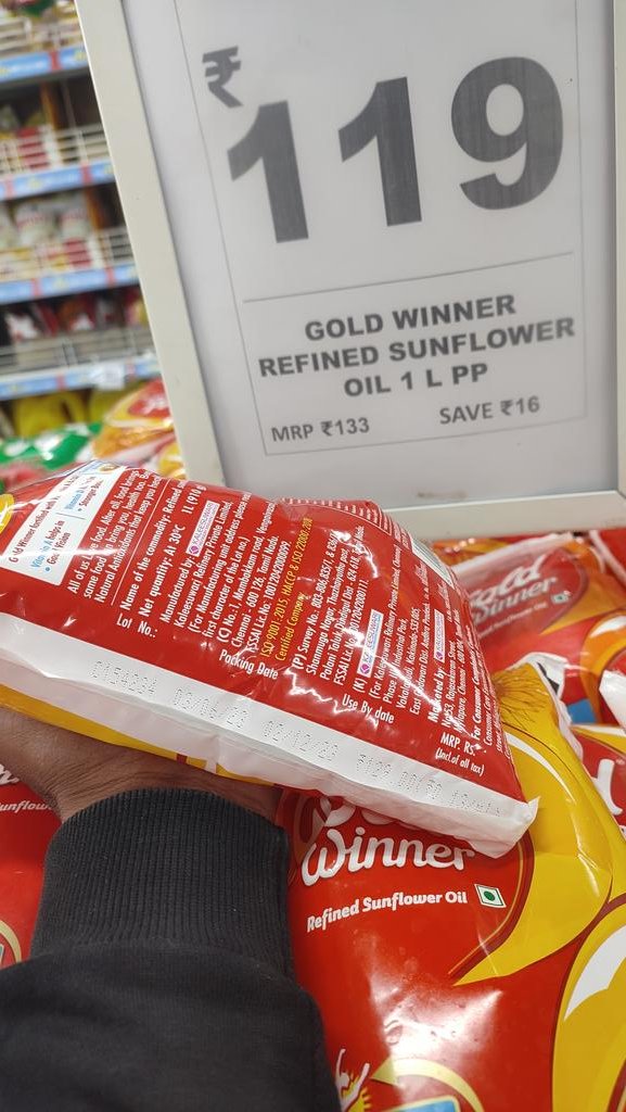 IAMdaya07's tweet photo. @reliance Is #Smartbazaar trying to scam us by showing fake MRP ( maximum retail price) are they allowed to do so? #justasking @JioMart #ndtv https://t.co/5HbiScyigk