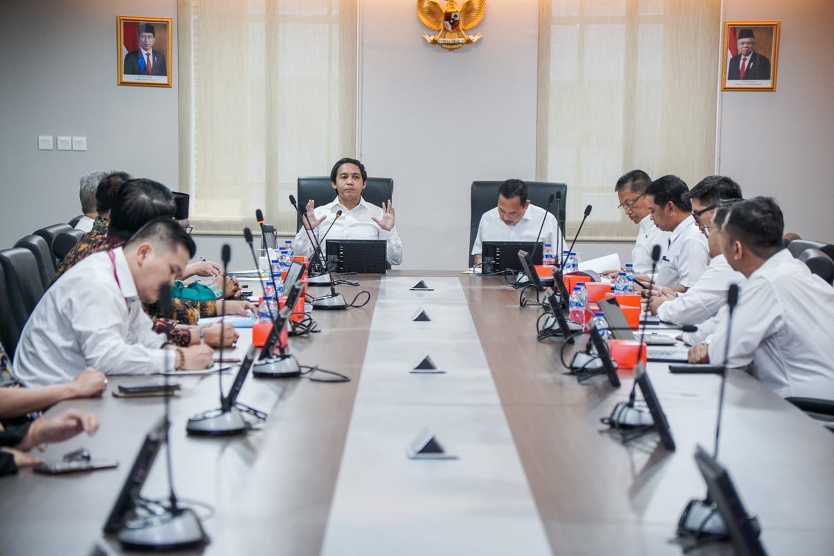 RajaJuliAntoni's tweet photo. Pagi tadi didampingi Dirjen Sengketa Konflik Pertanahan, Kakanwil DKI Jakarta, Kakantah Jakarta Selatan. Saya menindaklanjuti pengaduan Vihara Amurva Bhumi terkait akses masuknya yang diklaim pihak lain. Sikap kami terang: rumah ibadah tidak boleh diganggu! #RajaJuliAntoni https://t.co/JAV7DhWSSZ