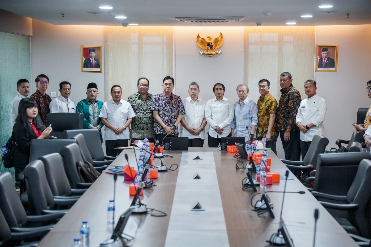 RajaJuliAntoni's tweet photo. Pagi tadi didampingi Dirjen Sengketa Konflik Pertanahan, Kakanwil DKI Jakarta, Kakantah Jakarta Selatan. Saya menindaklanjuti pengaduan Vihara Amurva Bhumi terkait akses masuknya yang diklaim pihak lain. Sikap kami terang: rumah ibadah tidak boleh diganggu! #RajaJuliAntoni https://t.co/JAV7DhWSSZ