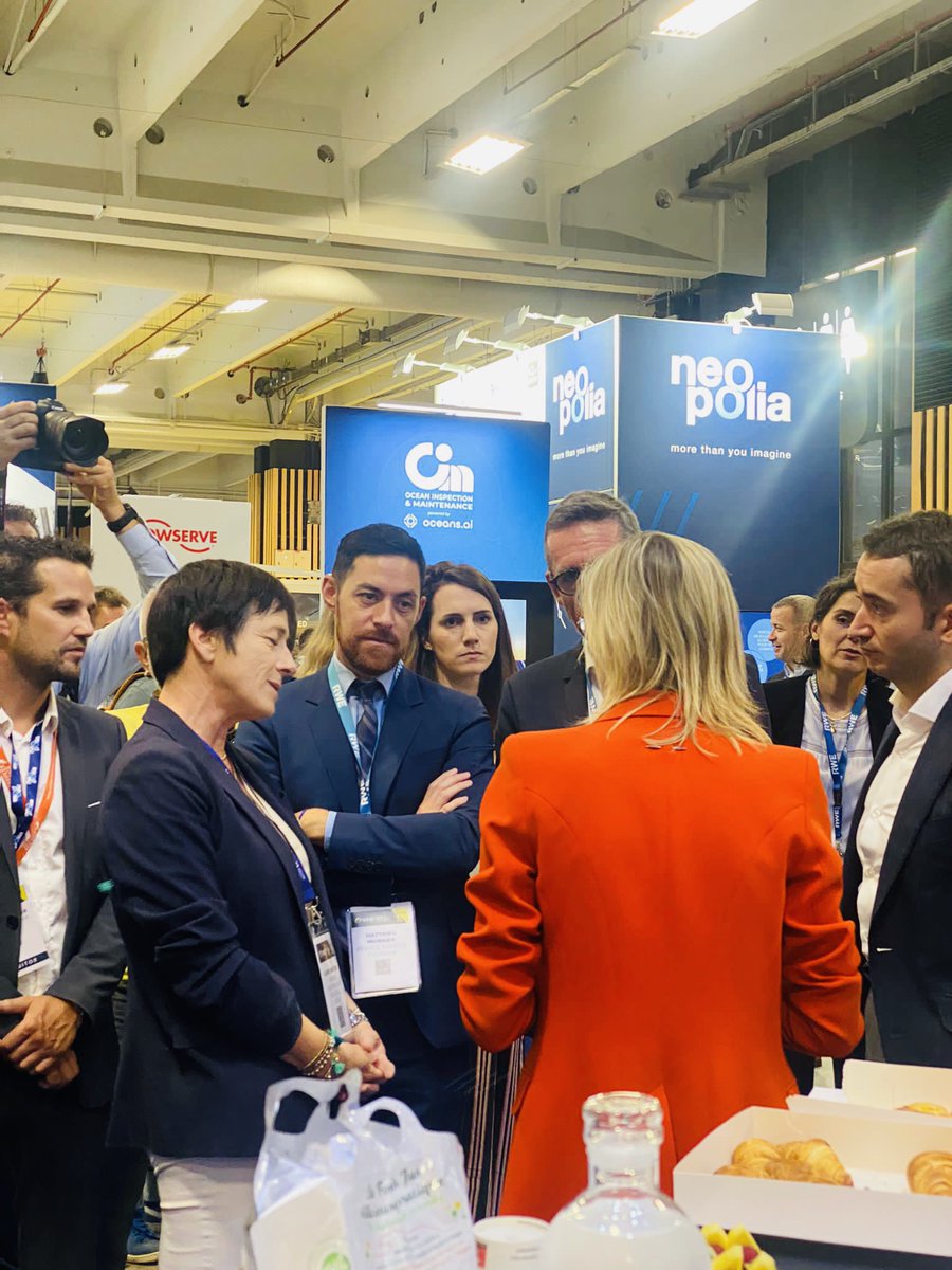 le_mmonnier's tweet photo. Heureux d’avoir accueilli, au nom de @feeasso et avec @ser_enr, la ministre de la transition énergétique @AgnesRunacher à l’occasion du salon des #EMR #Seanergy2023 : « les 40 GW D’#eolien #offshore à 2050 seront sans doute un plancher et non un plafond » - poke @chugues https://t.co/NJW9OeXZEC