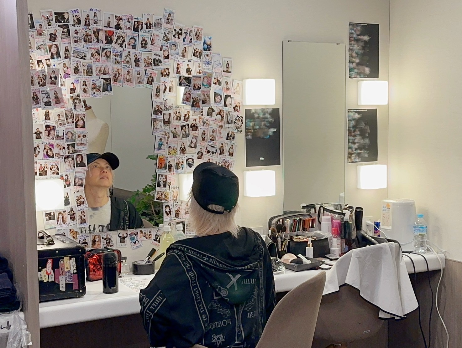 FzDQ8k7akAAKmLi.jpg:large